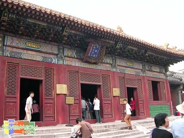 在雍和宫大殿之北，是胤祯为皇子时起居之所，建於康熙三十三年