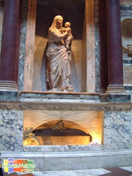 拉斐爾之墓, 上為羅倫澤多 Lorenzetto 所雕之聖母像