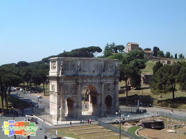 君士坦丁拱門 Arco di Costantino, 位於鬥獸場旁, 建於公元351年