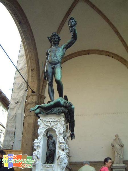廣場上珀爾修斯雕像, 珀爾修斯 Perseus 手提所斬蛇髮女妖杜莎 Medusa 的頭