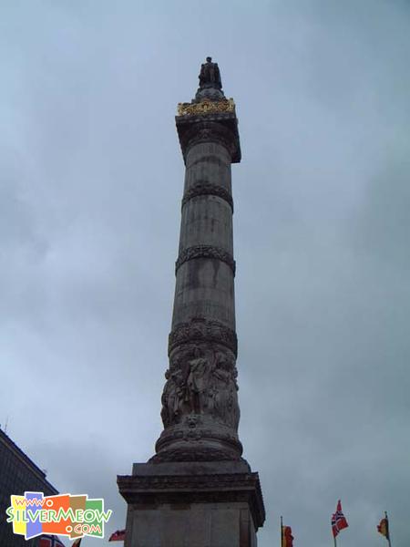 塔頂為開國者李奧波特一世雕像 Leopoldo I