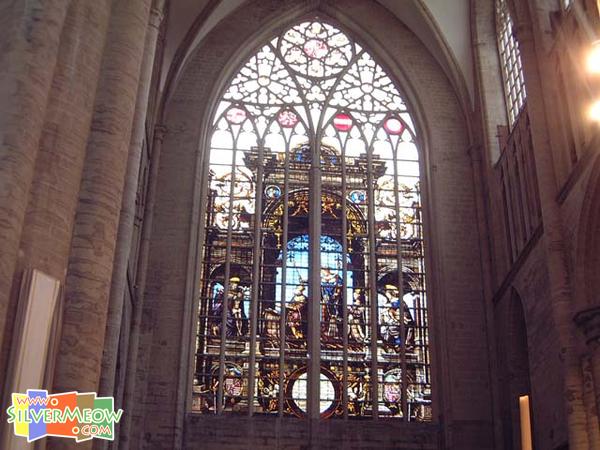 教堂内玻璃窗绘画