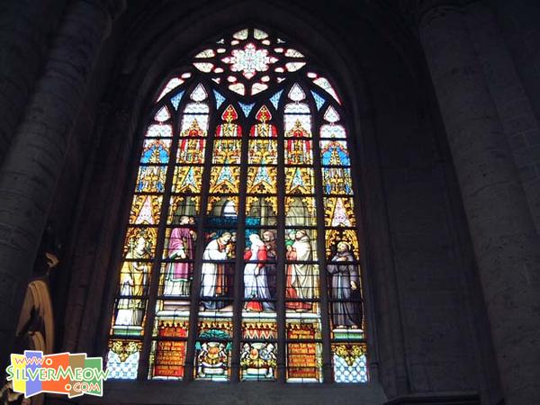 教堂内玻璃窗绘画