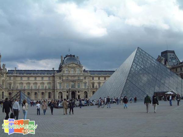 始建於1214年, 前為位於拿破崙中庭 Cour Napoleon 之金字塔入口 La pyramide