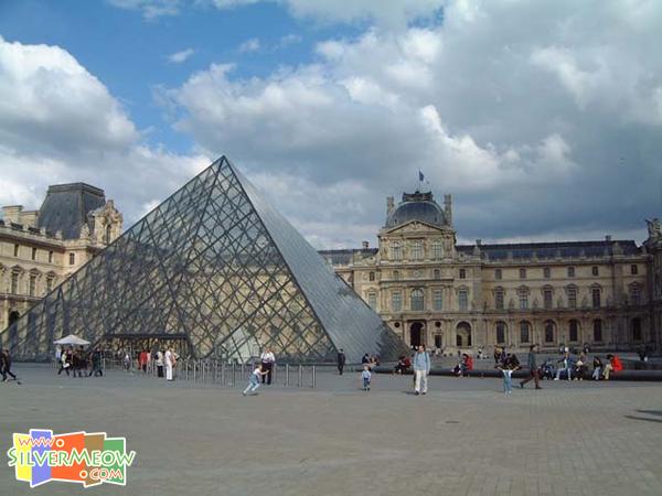 拿破仑中庭 Cour Napoleon 及 金字塔入口 La pyramide