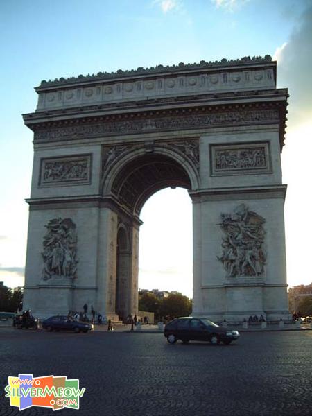 位於香榭麗舍大道盡頭之戴高樂廣場 Place Charles De Gaulle 上, 建於1836年, 紀念拿破崙帶領法軍戰勝奧俄聯軍而建造