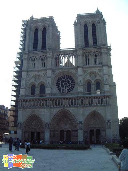 建於12至14世紀, 由Maurice de Sully所設計