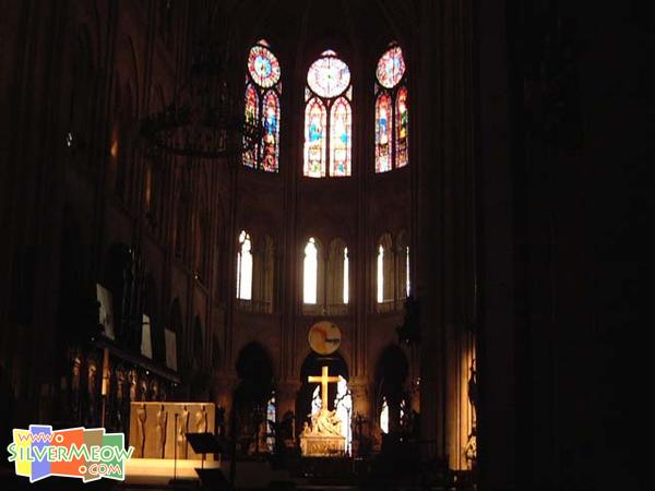 教堂主祭壇, 祭壇後方為「聖母哀子像」Pieta, 為庫斯杜 Nicolas Coustou 作品
