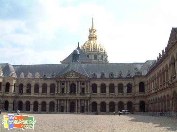 軍事博物館中之榮譽庭 Le Cour d'Honneur, 後為圓頂教堂
