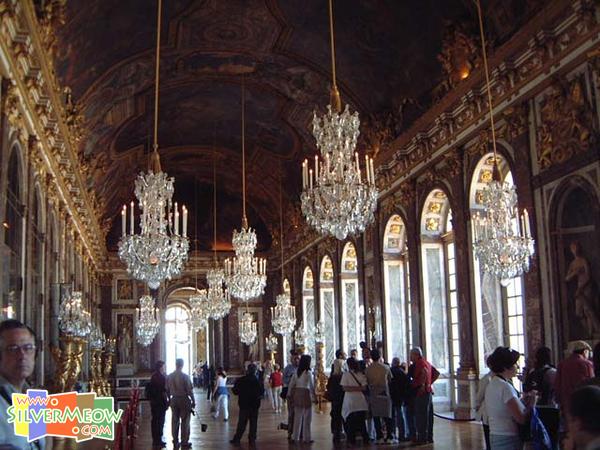 鏡廊 Galeries des Glaces, 長70公尺, 1919年第一次世界大戰梵爾賽和約簽訂地點