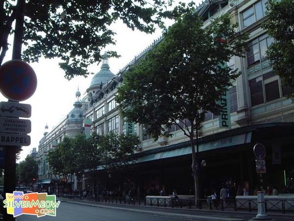 位於地鐵站 Harve Caumartin, Boulevard Haussmann 大道上
