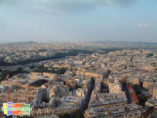 鐵塔上鳥瞰巴黎市, 可以見到塞納河、聖心教堂、大皇宮及羅浮宮