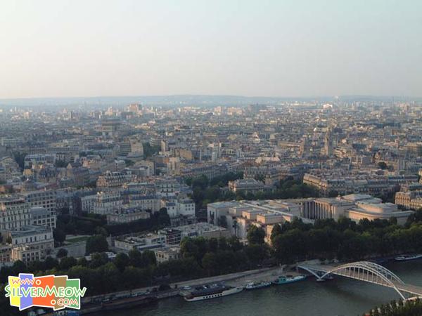 鐵塔上鳥瞰巴黎市, 可以見到塞納河及凱旋門