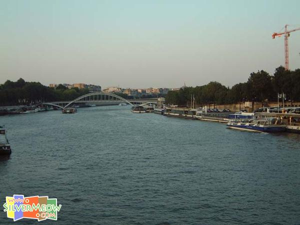 於 Pont d'lena 橋上