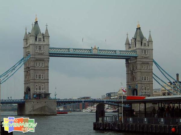 建於1894年, 跨過泰晤士河 River Thames, 全長270公尺