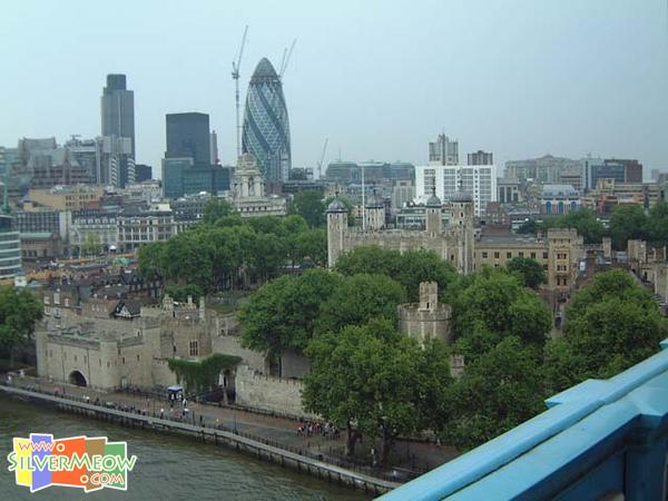 由塔橋步橋上鳥瞰倫敦塔 Tower of London