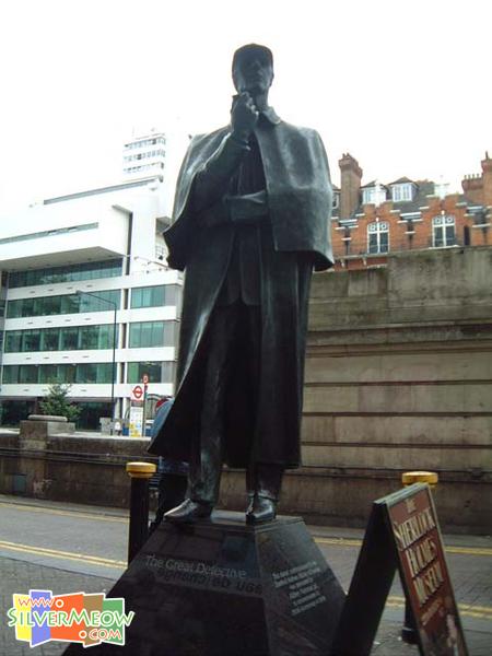 地鐵站外福爾摩斯銅像