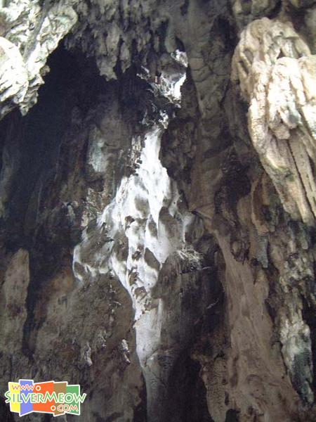 洞內石灰岩溶洞