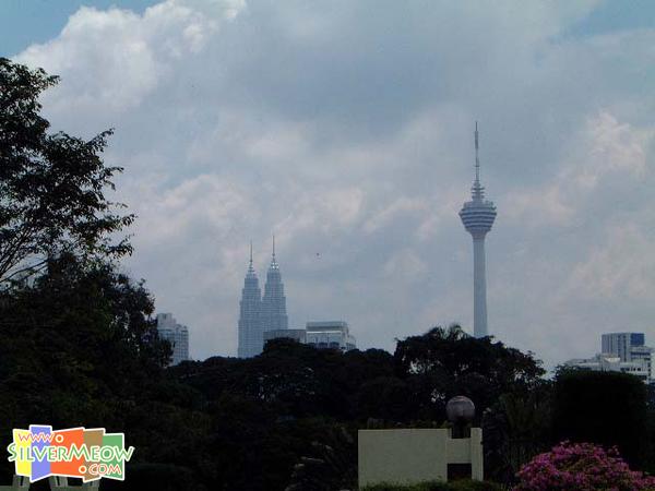 園內遠眺 KL Tower 吉隆坡塔 及 Petronas Twin Towers 雙子塔