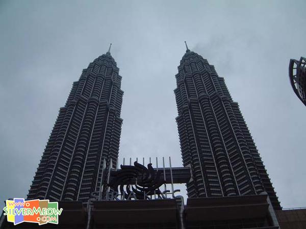 由 KLCC 外仰观, 楼高452米, 为全球最高大楼, 1997年建成
