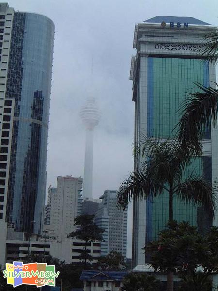 雙子塔塔外對出廣場, 遠眺 KL Tower 吉隆坡塔