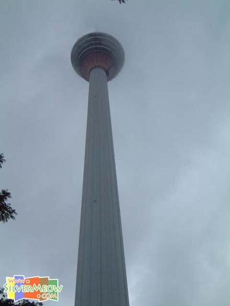 421 米高, 為列世界第四高電訊塔, 頂部有觀景台及旋轉餐廳